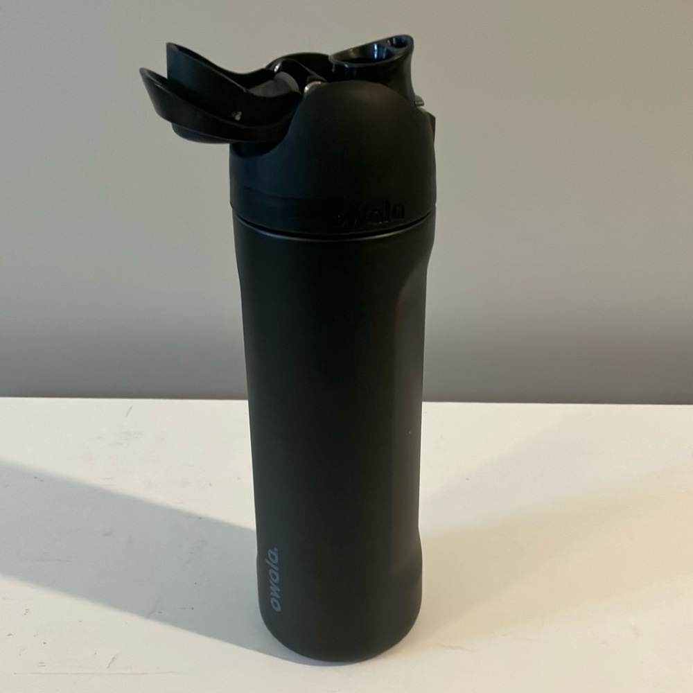 Owala FreeSip 24oz Stainless Steel Water
Bottle - Black